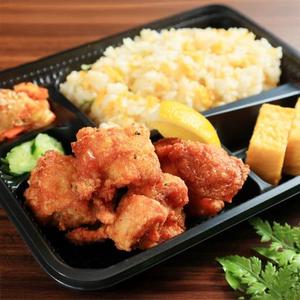 鶏の唐揚げとチャーハン弁当