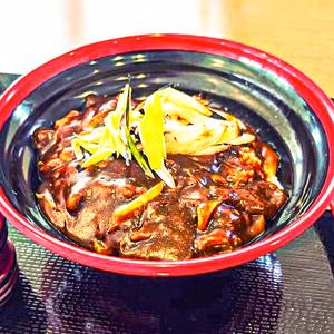 焦がしねぎの牛すじカレー丼