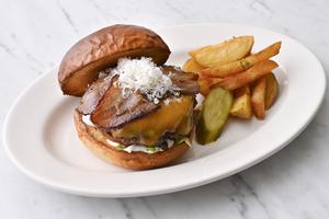 テディベーコンチーズバーガー(フレンチフライ付き)Teddy Bacon Cheese Burger with French Fries