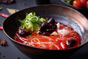 野菜不足のあなたへ野菜たっぷり濃厚麻辣麺[レンコン・九条ねぎ・カボチャ・ヤングコーン]