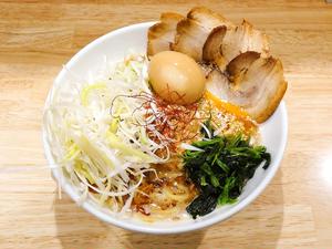 特製坦々麺(特製そぼろ・ほうれん草・薬味葱・フライドオニオン・白胡麻・糸唐辛子・特製味玉・白髪葱・特製豚叉焼4枚)