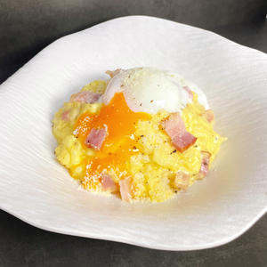 半熟玉子乗せ至福のカルボナーラリゾット Carbonara risotto with soft-boiled eggs