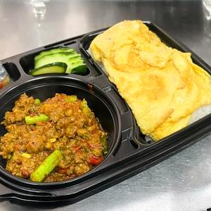 インゲンと牛ひき肉のムーターメリックを使った激辛カレーペースト炒め +ご飯+タイ風卵焼き