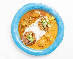 あいがけカレー4種(日替わりキーマカレー・日替わりポークカレ―・イカシオカレー・ウメチキカレー)