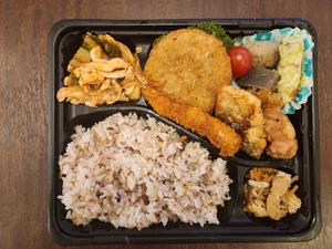 早乙女の日替わりミックスフライ弁当お茶つき