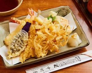 天ぷら盛り合わせ(エビ2本、白身魚1枚、野菜3種類)