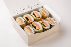 定番4種類(ツナマヨ、ごま昆布、ピリ辛高菜、梅と大葉)