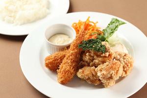 はみだし注意！海老フライ鶏もも肉唐揚げ弁当