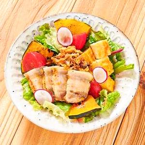 豚の角煮と卵焼きのサラダ Pork Belly and Tamagoyaki Salad