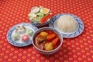 マッサマンカレーセット(タイ米・野菜サラダ・デザート付き)