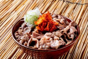 キムチ牛カルビ丼(塩だれ)