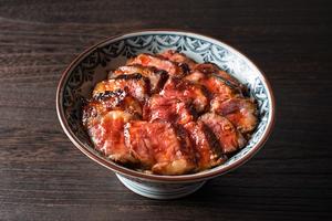 萬牛_上カルビ丼 肉1.5倍/ つぼ漬け、自家製辛子にんにく付