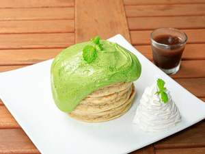 抹茶カスタードとカラメルあんこのホットケーキ