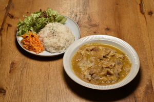 玉ねぎ1個分が摂れる すりおろし野菜のポークカレー(サラダ付き)