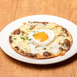 キーマカレーと温玉のピザ