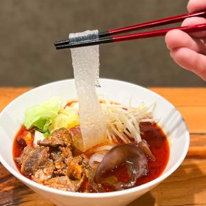 麻辣牛肉とスタンダードトッピング麻辣湯(スープ春雨)