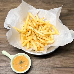 フライドポテトと特製スパイシーソース