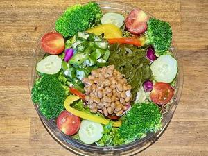 納豆とオクラとめかぶのネバネバサラダボウル Natto, okra and turnip salad bowl