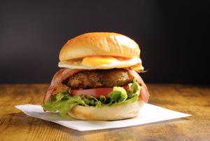和牛ベーコンエッグバーガーbeef burger and bacon egg