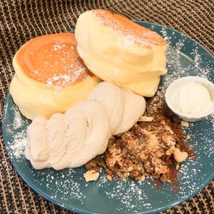 コーヒークリームとメイプルグラノーラパンケーキ