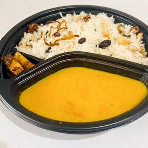 チキンタマネギカレーナッツフライライス【パラタ ロティ付き(With parata roti)】