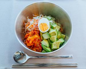 東京冷麺スタンド アボカドのせビビン麺 Avocado Bibim Noodles
