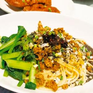 黒胡麻汁なし担々麺大盛り