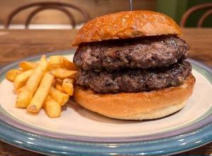 454gダブルバーガー(1ポンド)DOUBLE BURGERフレンチフライSサイズ付き  With French fries S size