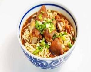豚足(油ラーメン豚足入り)/Pettitoes noodles (with soy sauce ramen pork leg)/猪手面