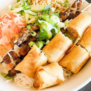 揚げ春巻きと豚肉焼きブン