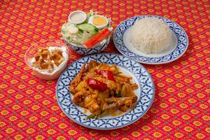 プーパッポンカレーセット(タイ米・野菜サラダ・デザート付き)