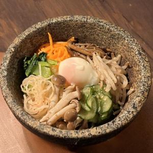ピリ辛カルビスープ付き自家製コチュジャンと野菜たっぷり7種類のナムルビビンバ