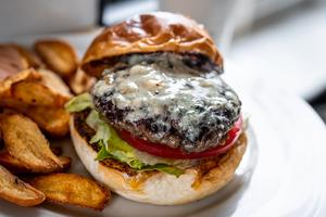 ウルティメットブルーチーズバーガー (フレンチフライ付き)Ultimate Blue Cheese Burger with French Fries