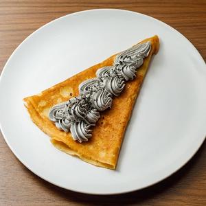 あつあつクレープ(はちみつ黒ごまクリーム)