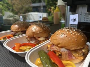 ベーコンチーズバーガー(ピクルス付き)/ Bacon Cheese Burger with Homemade Pickles
