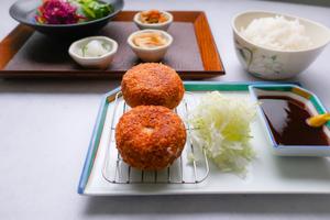 【弁当】メンチコロッケ2個入り 弁当(サラダと小鉢付き)