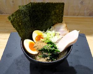 味玉濃厚まぜそば(豚叉焼1枚、和だし味玉、ほうれん草、薬味葱、白ゴマ)