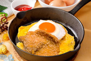【ミラノ風ポークカツレツ乗せ】たまごの島オムライス ～Omelette rice with Milanese-style pork cutlet～
