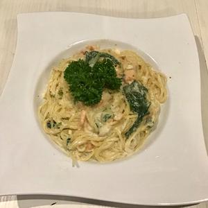 サーモンとほうれん草のクリームパスタ Creamy Salmon And Spinach Pasta