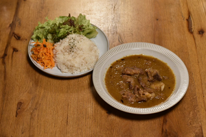 生ビールで煮込む すりおろし野菜の牛すじビアカレー(サラダ付き)