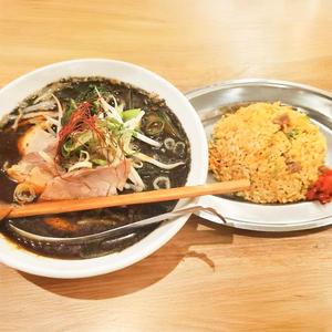 黒胡麻担々麺と半チャーハンセット