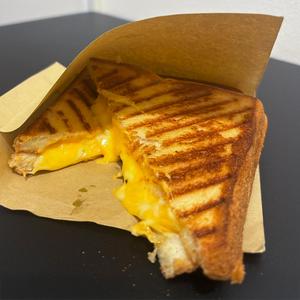グリルドチーズホットサンド  (Grilled Cheese Toastie)