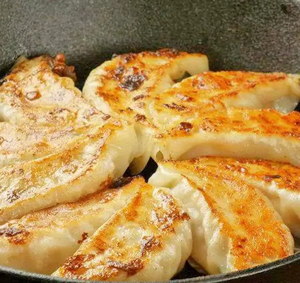 焼きたてジューシー餃子
