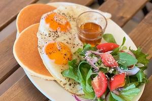 FRIEDEGGS＆TOMATOSALAD フライドエッグサラダパンケーキ