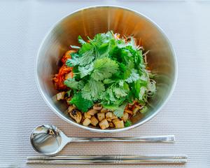 東京冷麺スタンド パクチーのせビビン麺 Coriander Bibim Noodles