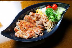 チキンステーキ定食(250g以上、サラダ、ご飯付)