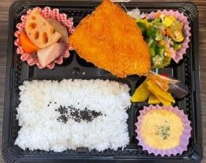 アジフライ弁当(ご飯・アジフライ・副菜3つ)