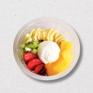 グリークヨーグルトとフルーツ Greek yogurt and fresh fruit