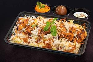 チキンティッカビリヤニデザートグリーンサラダ Chicken Tikke Biryani dessert green salad