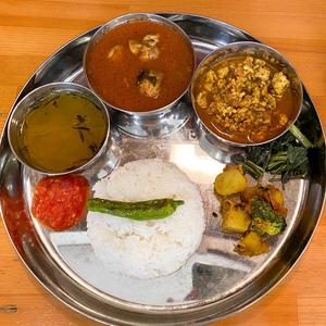 チキンとキーマ2種のカレーのダルバート